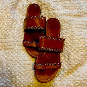 Paige Devyn Scalloped Grommet Slide Sandal In Honey. Size 6